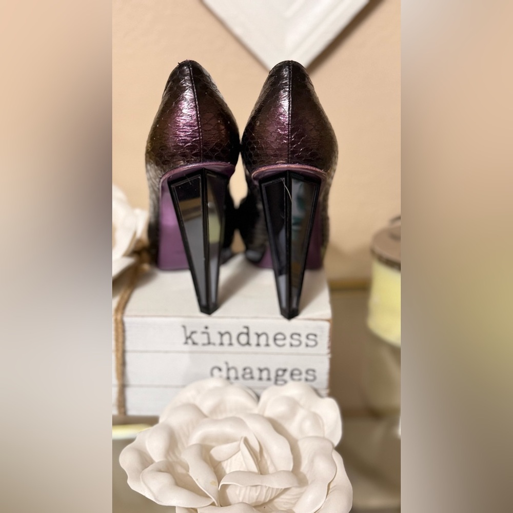 Saint Laurent Brown Textured Pointed-Toe Pumps with Subtle Purple Sheen - Picture 6 of 14